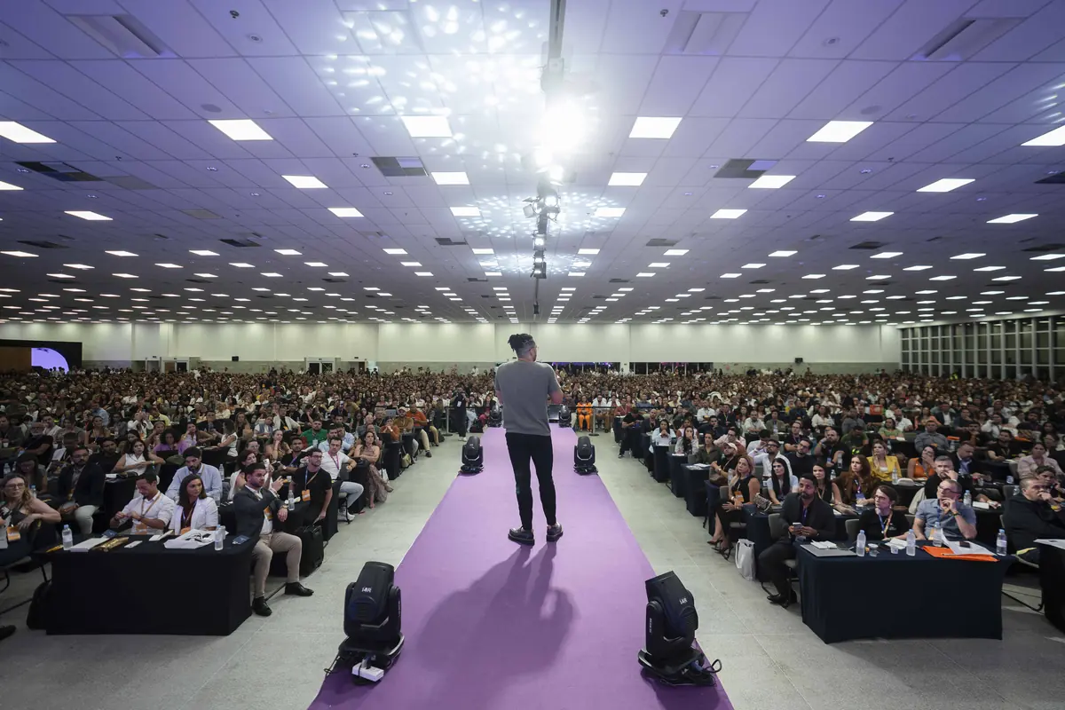 Palestrante no palco do Fórum Negócios